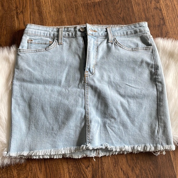 ⭐️
NWOT. DENIM SKIRT. O2 Denim made in Hollywood USA. Size Medium. - Picture 3 of 5